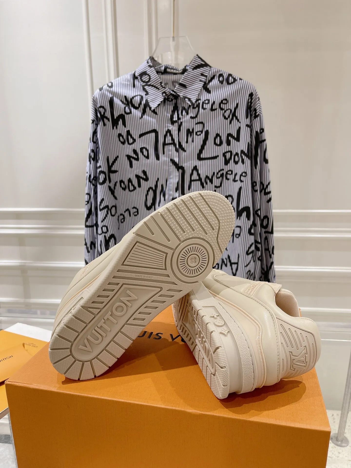 👟👟Ex-factory price 840👟👟 Top version #couple style 2024 hot LV 𝘁𝗿𝗮𝗶𝗻𝗲𝗿 series of the latest couple style sneakers, the quality has been upgraded again, the details are awesome, it just doesn’t look too good! The model was sold out immediately within ten minutes of the official website going on sale. TPU outsole, mold fee is 2w+. The texture is comparable to the original version. The feet are made of polymeter micro-material and breathable British mesh. The details are the same as the original version. Please pay attention to distinguish the currency materials on the market. Size: Female 35-39, Male 39-45M